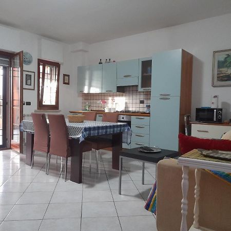 Casa Con Veranda In Centro - Comodo Parcheggio E Garage Incluso Latina Buitenkant foto
