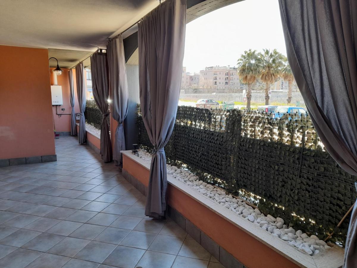 Casa Con Veranda In Centro - Comodo Parcheggio E Garage Incluso Latina Buitenkant foto