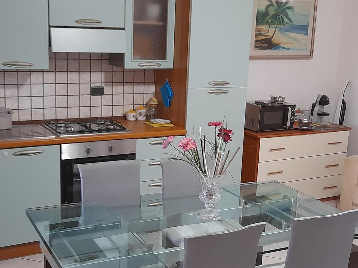 Casa Con Veranda In Centro - Comodo Parcheggio E Garage Incluso Latina Buitenkant foto