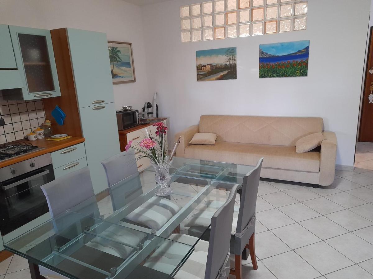 Casa Con Veranda In Centro - Comodo Parcheggio E Garage Incluso Latina Buitenkant foto