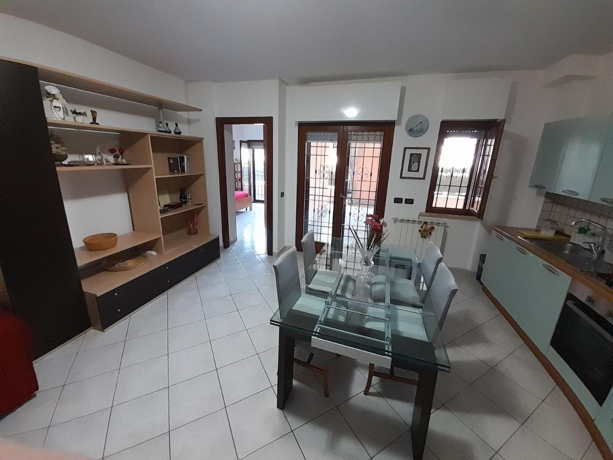 Casa Con Veranda In Centro - Comodo Parcheggio E Garage Incluso Latina Buitenkant foto