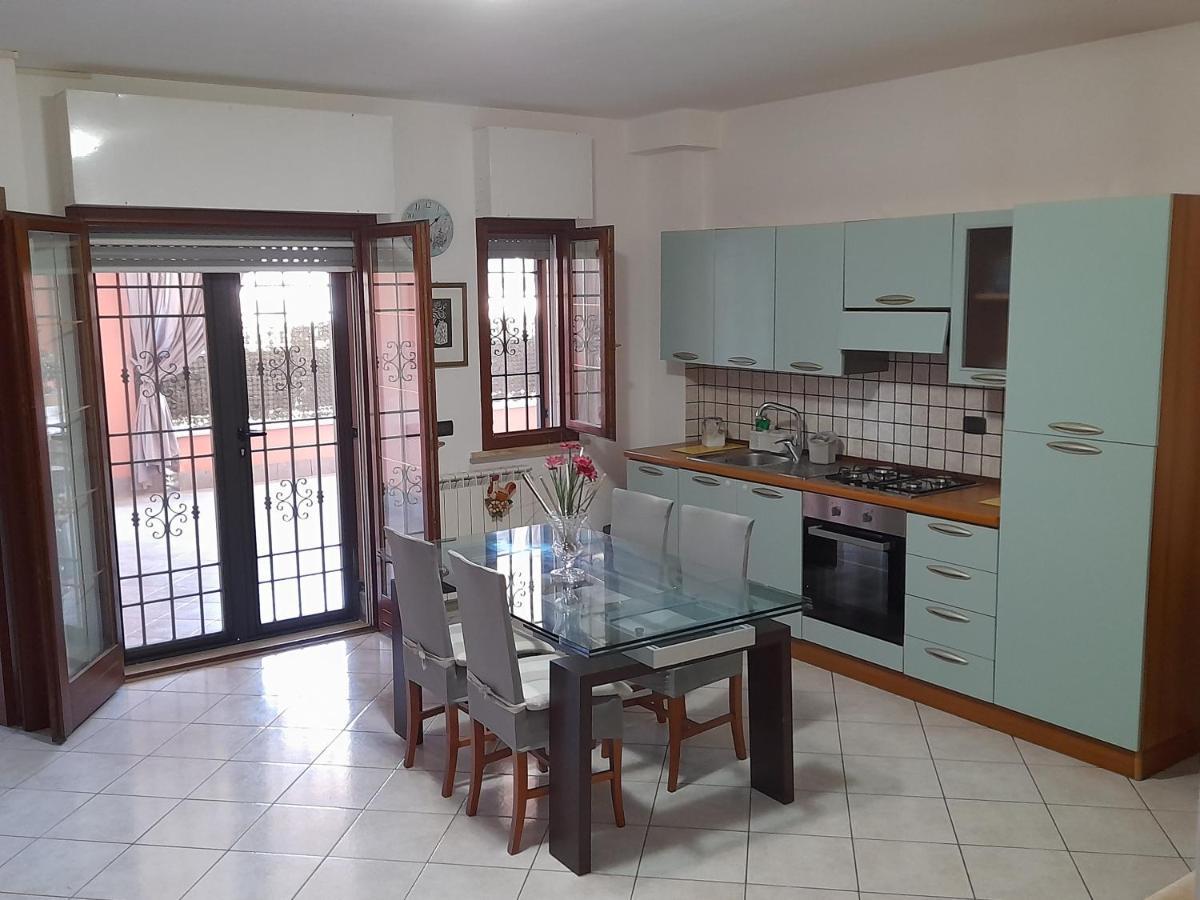 Casa Con Veranda In Centro - Comodo Parcheggio E Garage Incluso Latina Buitenkant foto