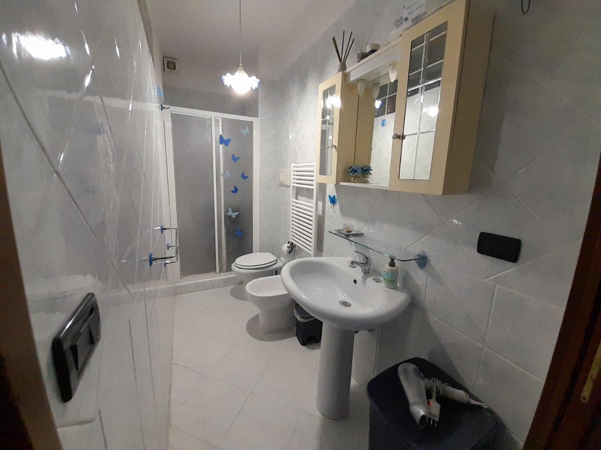 Casa Con Veranda In Centro - Comodo Parcheggio E Garage Incluso Latina Buitenkant foto