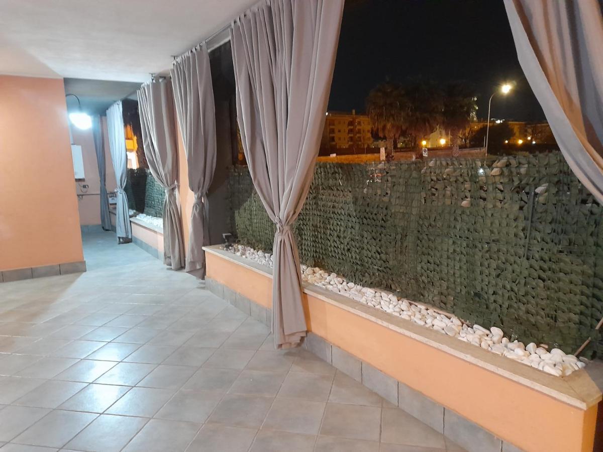 Casa Con Veranda In Centro - Comodo Parcheggio E Garage Incluso Latina Buitenkant foto