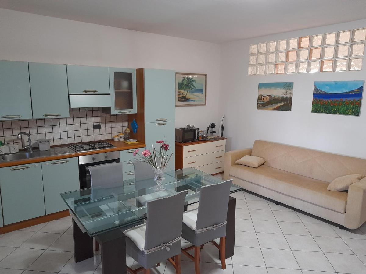 Casa Con Veranda In Centro - Comodo Parcheggio E Garage Incluso Latina Buitenkant foto