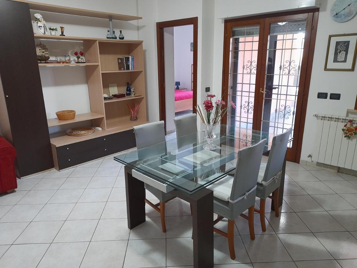 Casa Con Veranda In Centro - Comodo Parcheggio E Garage Incluso Latina Buitenkant foto