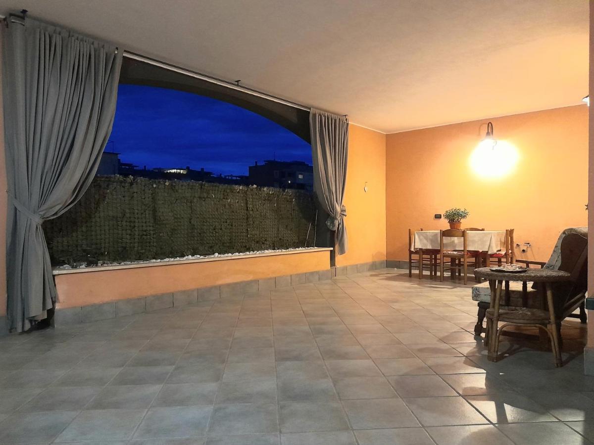 Casa Con Veranda In Centro - Comodo Parcheggio E Garage Incluso Latina Buitenkant foto