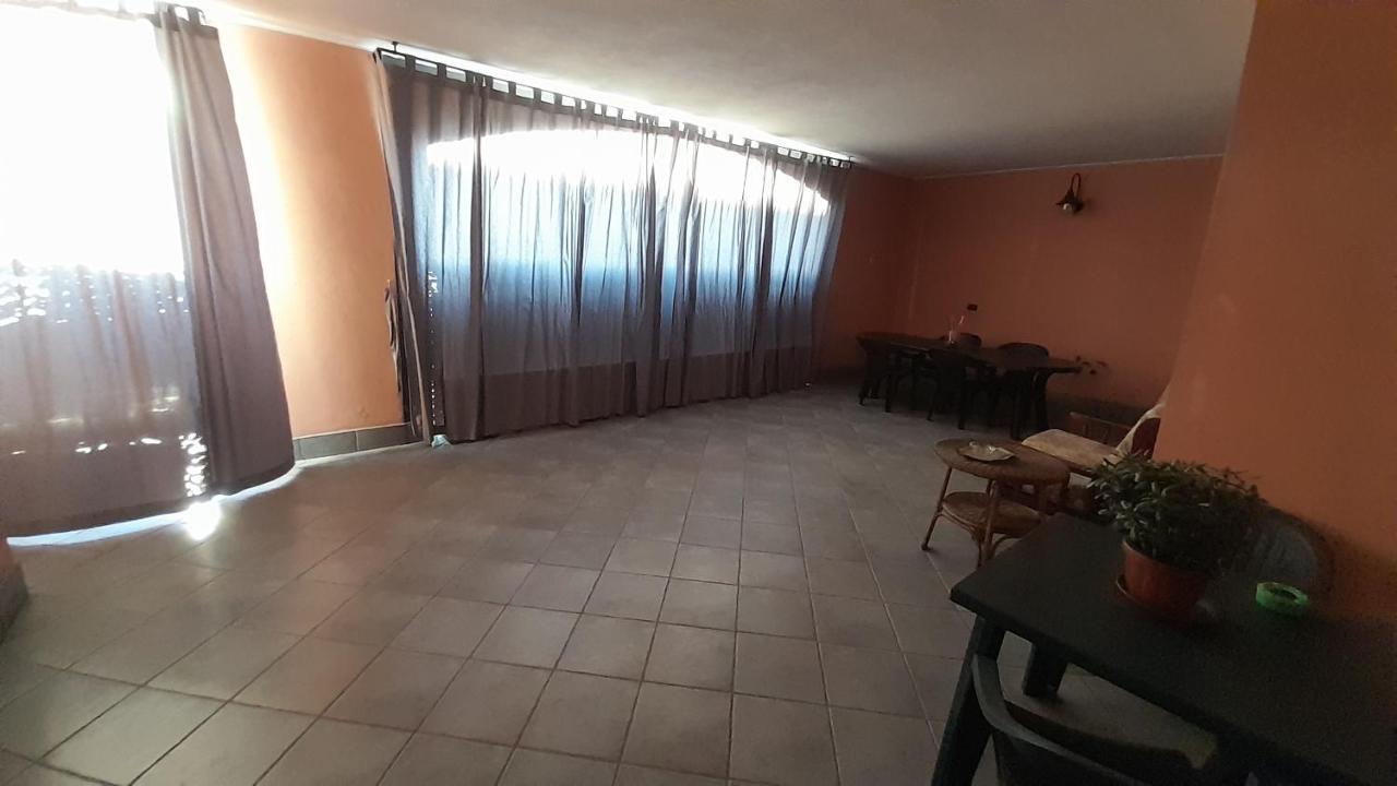 Casa Con Veranda In Centro - Comodo Parcheggio E Garage Incluso Latina Buitenkant foto