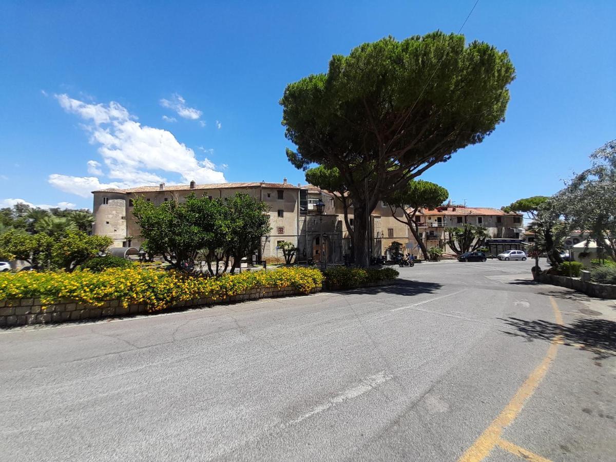 Casa Con Veranda In Centro - Comodo Parcheggio E Garage Incluso Latina Buitenkant foto