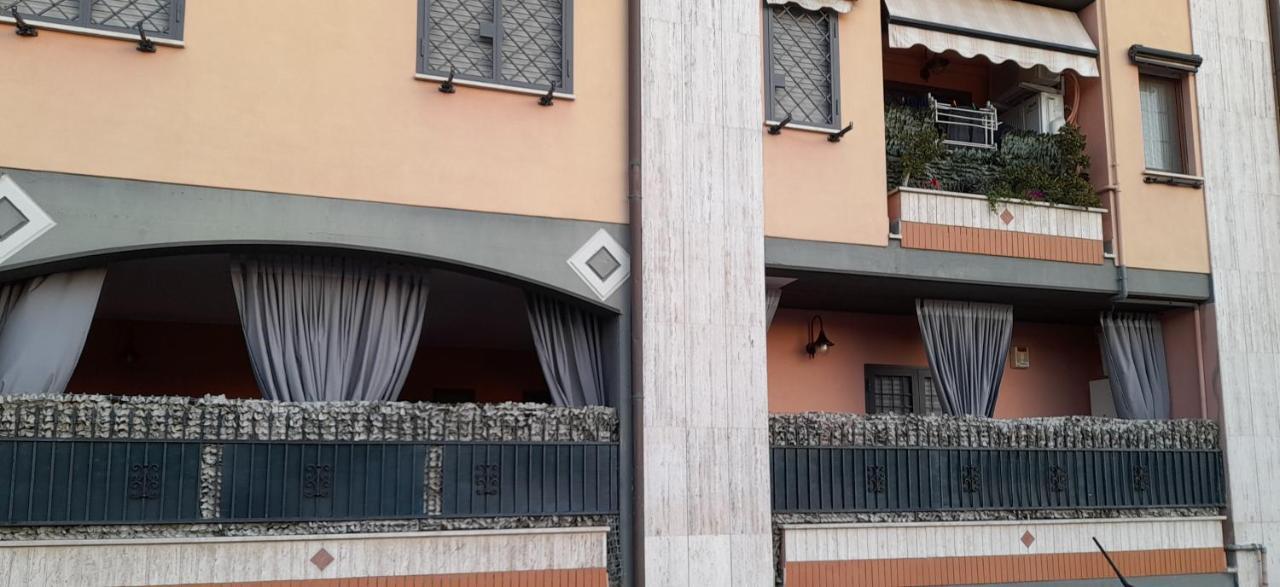 Casa Con Veranda In Centro - Comodo Parcheggio E Garage Incluso Latina Buitenkant foto