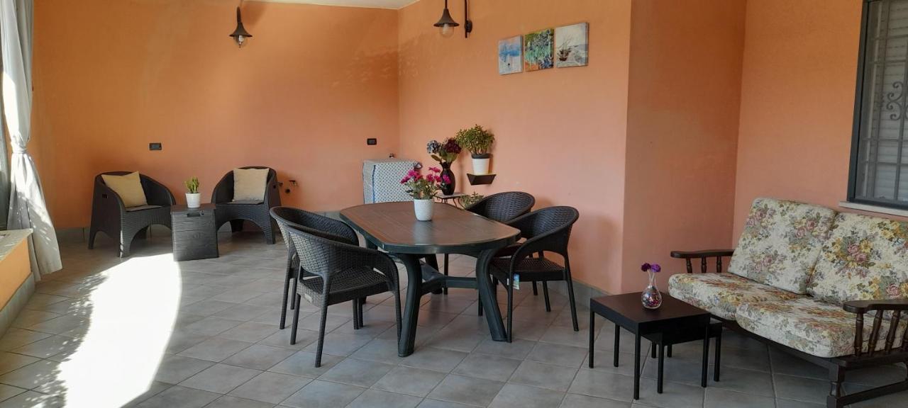 Casa Con Veranda In Centro - Comodo Parcheggio E Garage Incluso Latina Buitenkant foto
